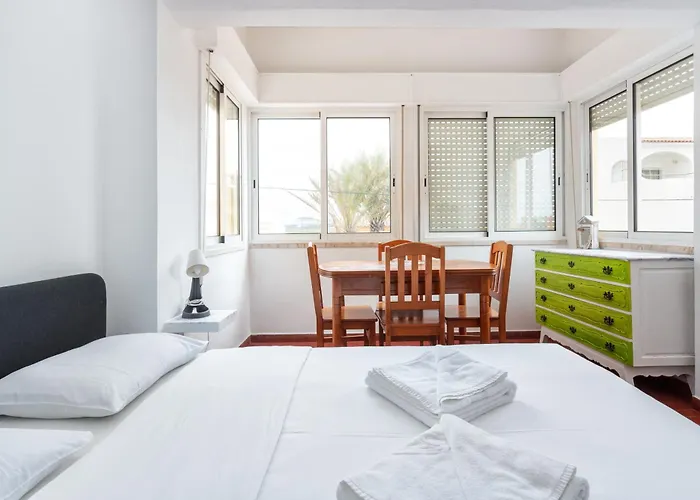 Blife Faro Beach & RoomsHostal
